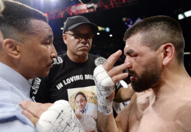 El árbitro Tony Weeks paró la pelea a los 47 segundos del 10 episodio cuando "Canelo" asestó un fuerte gancho de izquierda a la cabeza de Angulo.
