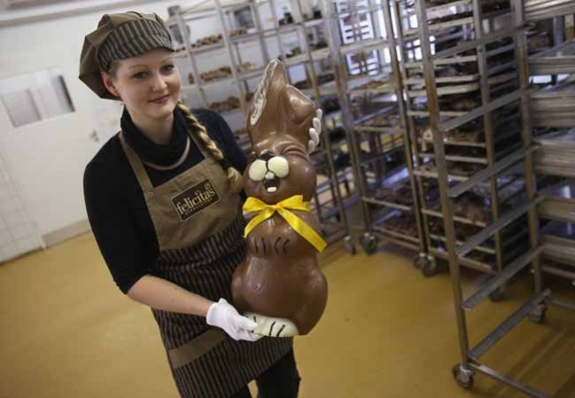 Tras horas de paciencia y buenas manos, el resultado es un enorme conejo de chocolate listo para ser devorado por los niños.