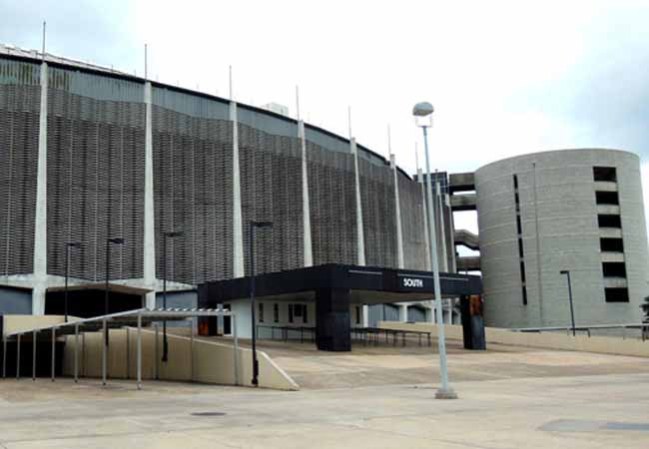 El Astrodome, inaugurado en 1965, está localizado en Houston, Texas, y está bajo la amenaza de ser demolido. Para prevenir su demolición, el estadio podría convertirse en un centro de convenciones.