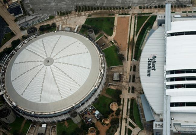 Este estadio fue considerado la “octava maravilla del mundo”, puesto que fue el primer estadio cubierto y con aire acondicionado del mundo. Fue la casa de los Astros (béisbol) y los Oilers (NFL).