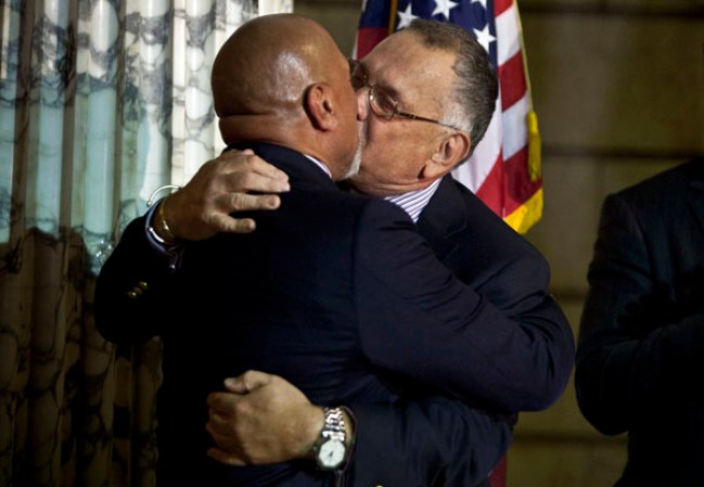 Entre felicitaciones, sonrisas y alguna lágrima de emoción, las primeras parejas homosexuales del estado de Nueva Jersey se casaron oficialmente, justo después de la medianoche, en diversos puntos del estado.