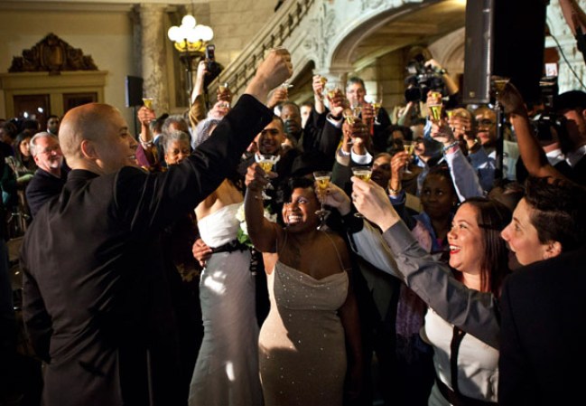 Entre felicitaciones, sonrisas y alguna lágrima de emoción, las primeras parejas homosexuales del estado de Nueva Jersey se casaron oficialmente, justo después de la medianoche, en diversos puntos del estado.