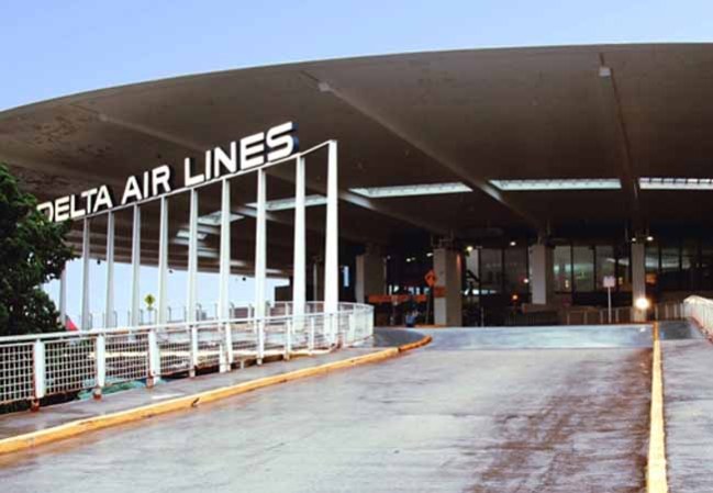 La terminal Worldport del aeropuerto JFK en Nueva York está bajo la amenaza de demolición, pues debido a su antiguedad la terminal ha estado fuera de uso por varios años.