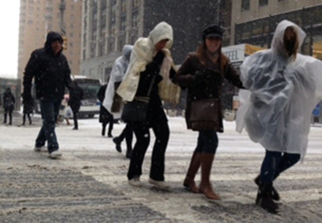Una poderosa tormenta de nieve azota al área tri estatal de Nueva York.