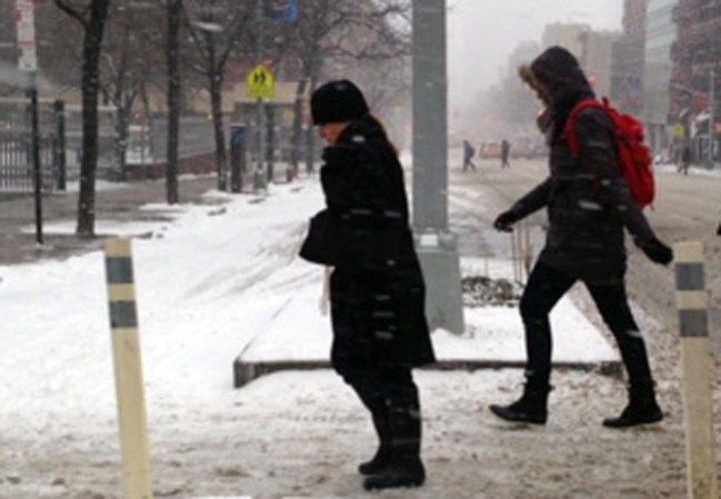 Una poderosa tormenta de nieve azota al área tri estatal de Nueva York.