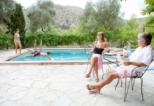 1. Mito de la natación: No debes nadar después de comer. Por lo menos debes esperar 30 minutos antes de ir a la piscina o al mar para no frenar la digestión o provocarte náuseas y vómito, decían los papás; y muchos hoy en día lo siguen haciendo así.