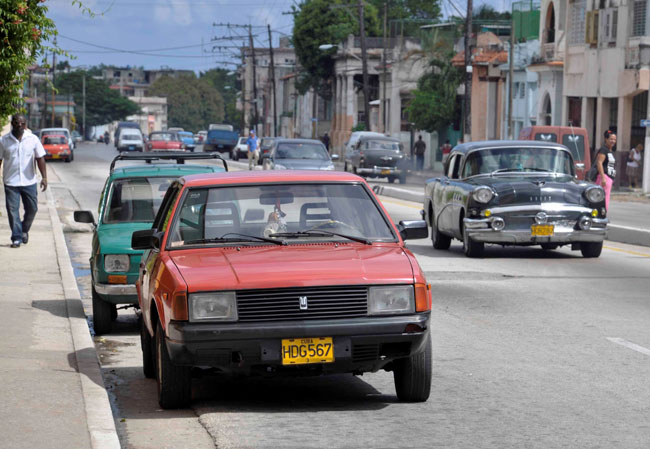 28 DE SEPTIEMBRE, 2012: Se anuncia en la isla que de ahora en adelante los cubanos podrán comprar y vender autos.