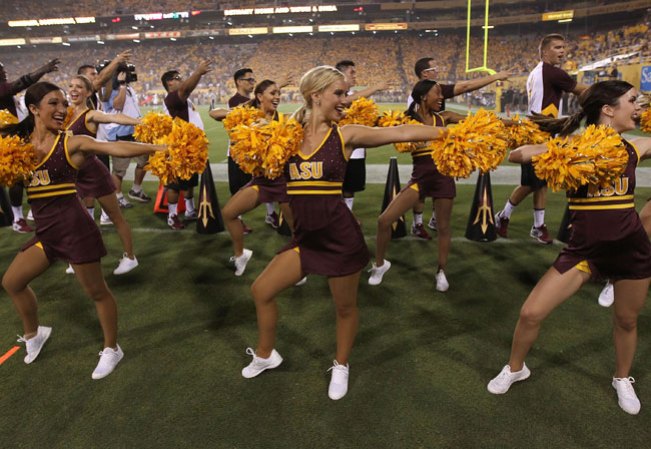 Las porristas de la NFL y del "football" universitario asombran con su belleza y su energía.