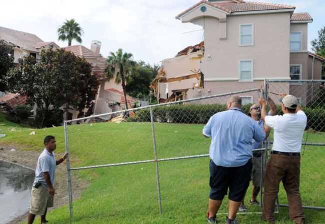 12 DE AGOSTO, 2013: Un enorme socavón se ha tragado parte de un edifico cercano al parque de diversiones Disney en Orlando, Florida.
