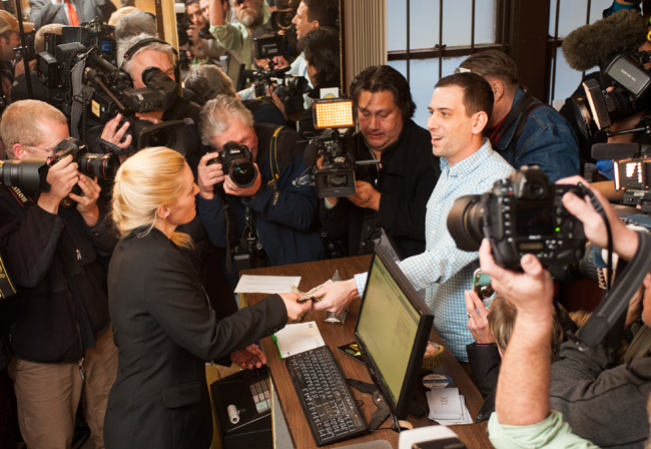 Sean Azzariti hace historia en Colorado, el primer cliente tras la legalización de la hierba.