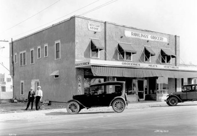 Rawlings Grocery fue una de las primeras tiendas de abarrotes que abrieron en la zona, como lo muestra esta fotografía de 1927.