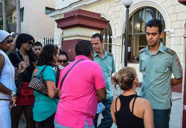 14 DE ENERO: Con la puesta en vigor de la nueva ley migratoria los cubanos se volcaron a las oficinas de emigración para obtener su nuevo pasaporte.