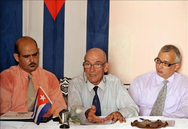 4 DE OCTUBRE, 2013: El nuevo grupo disidente cubano "Centro de Apoyo a la Transición" (CAT) en Cuba se presentó hoy en La Habana, encabezado por el ex preso del "Grupo de los 75", Héctor Maseda, con peticiones de cambios "reales" al Gobierno de la isla.