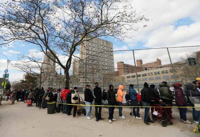 Miles de residentes de Nueva York y Nueva York permanecen en refugios.