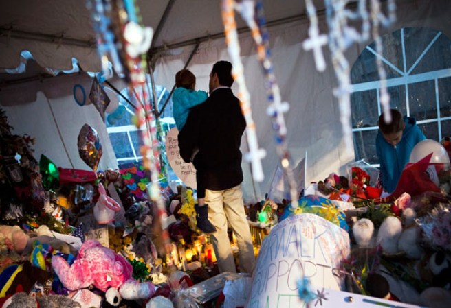 14 DE ENERO, 2012: EEUU recuerda a los 20 niños y a los 6 adultos caídos en una escuela de primaria, a un mes de la tragedia.