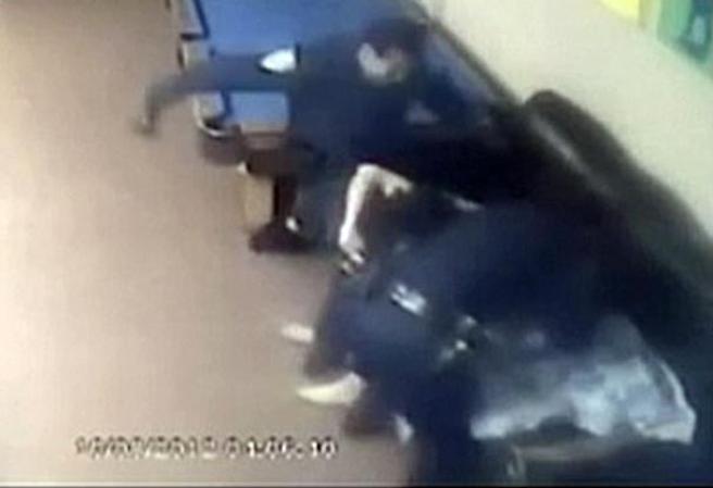 Una cámara de seguridad captó como unos policías atacaron a golpes y bastonazos a un desamparado en una sinagoga de Brooklyn.