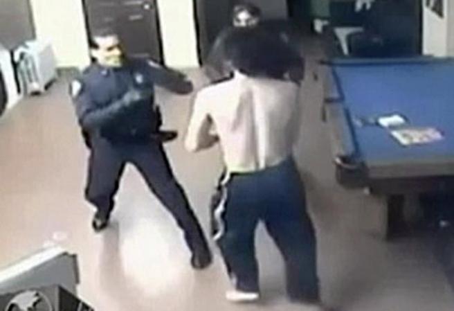 Una cámara de seguridad captó como unos policías atacaron a golpes y bastonazos a un desamparado en una sinagoga de Brooklyn.
