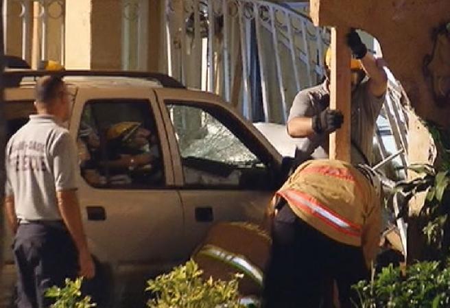 Impactantes imágenes del vehículo que se estrelló contra una residencia en Miami.