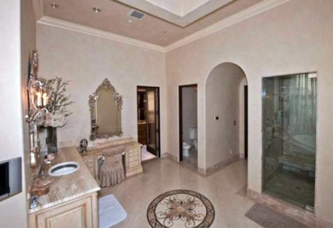 El pelotero de grandes ligas, Barry Bonds, puso en venta su lujosa mansión de Beverly Hills, en California. La estructura consta con esplendorosas amenidades.
