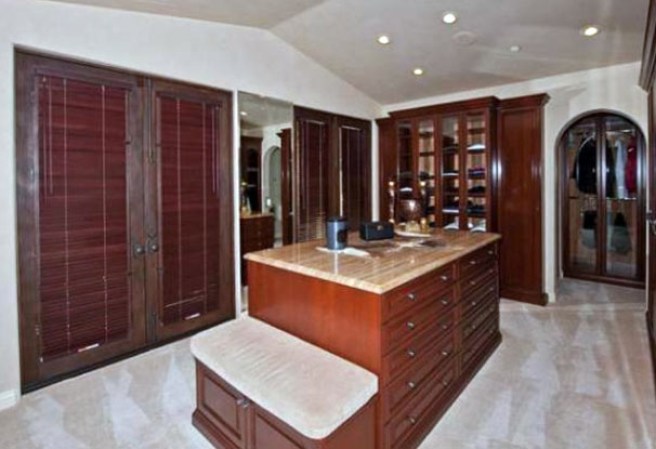 El pelotero de grandes ligas, Barry Bonds, puso en venta su lujosa mansión de Beverly Hills, en California. La estructura consta con esplendorosas amenidades.