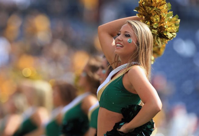 Las porristas de la NFL y del "football" universitario asombran con su belleza y su energía.