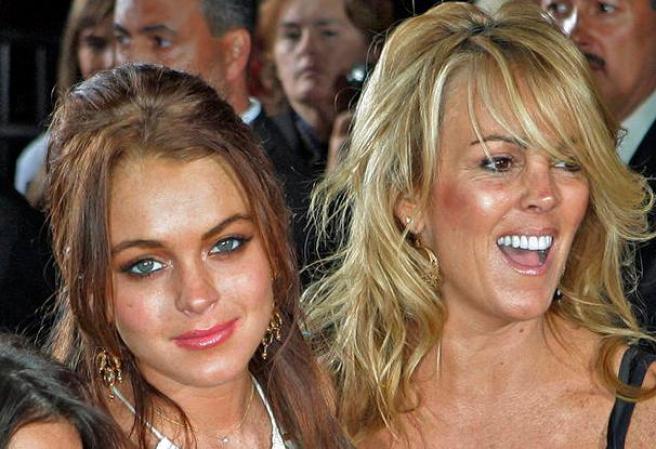 10 DE OCTUBRE, 2012: Varios agentes de la policía de Nueva York llegaron hasta la vivienda de la madre de Lindsay Lohan, Dina, por una pelea entre ambas.