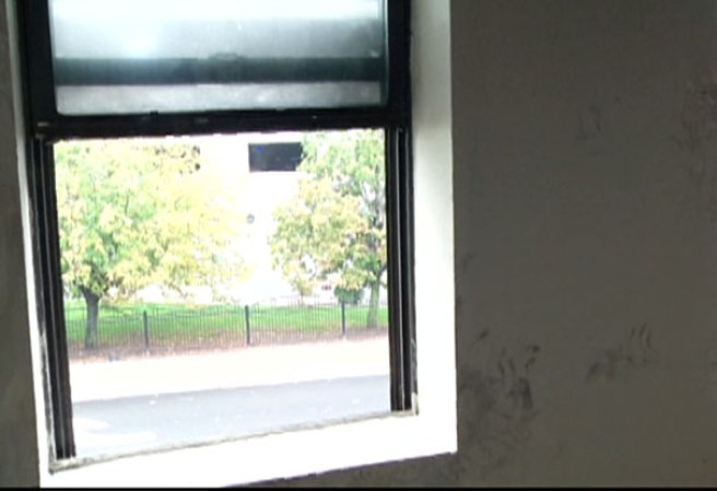 La familia se lanzó desde esta ventana del apartamento.
