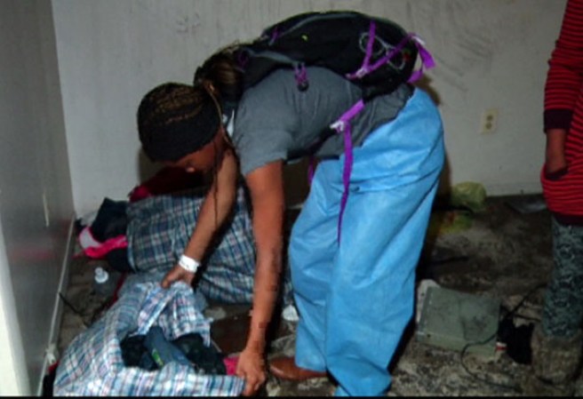 La madre se había mudado recientemente con sus hijos al apartamento y no tenían electricidad.