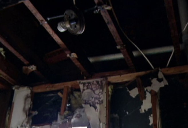 Presuntamente, la familia estaba usando velas para alumbrar la casa y una de estas pudo haber iniciado el incendio, según las autoridades.
