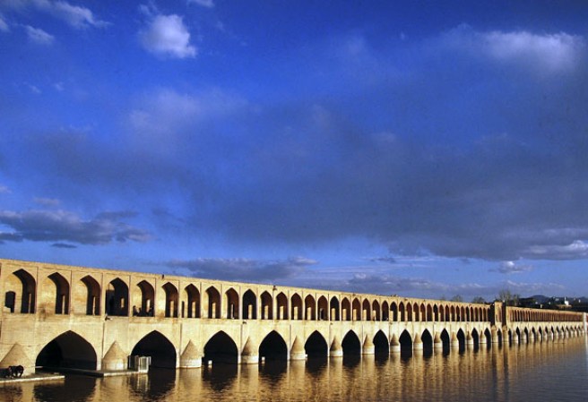 El "Si-o-se Pol" significa puente de los treinta y tres arcos, es uno de los once puentes de Isfahán, en Irán. Este es uno de los puentes más conocidos de la dinastía de los safávidas. El Pol Si-o-se es un puente en arco de dos niveles.