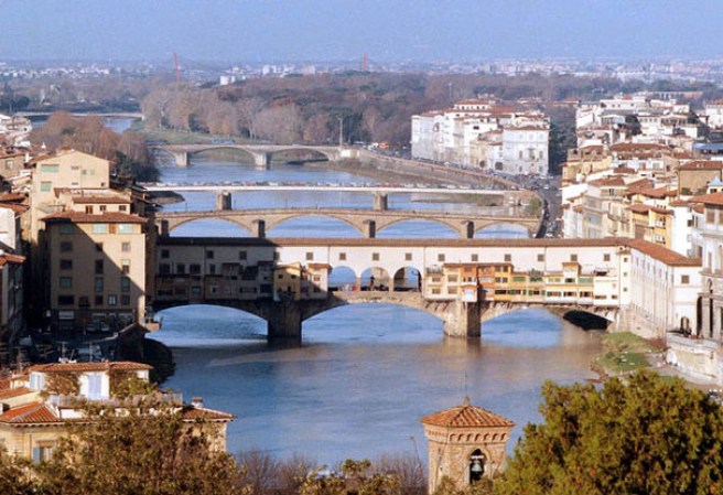 El Puente Viejo (Ponte Vecchio en italiano) es un puente medieval sobre el río Arno en Florencia, (Italia). Se cree que fue un puente construido inicialmente en madera por los romanos, tras ser destruido por una inundación en 1333. Se reconstruyó, esta vez enteramente de piedra, en 1345.