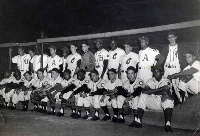 Juego de las Estrellas 1959. De derecha a izquierda Camilo Pascual (tercero sentado), Pedro Ramos (sexto de pie), Héctor Rodríguez (segundo de pie) y Orestes Miñoso (segundo de izquierda a derecha sentado).