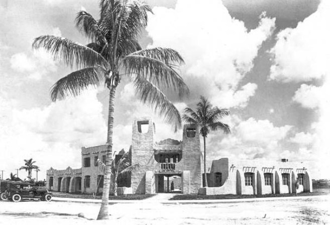 Palmeras frente a un edificio de oficinas construido por la compañía Curtiss-Bright, uno de los principales des con estilo de adobe, en esta fotografía tomada en los años 30.