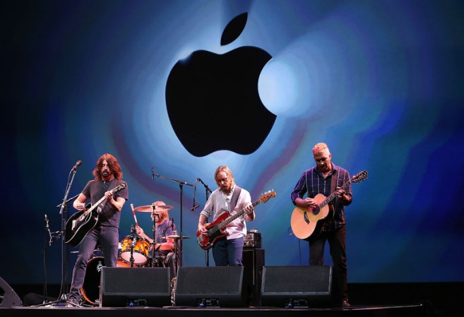La banda de rock alternativo Foo Fighters ofreció una presentación musical durante el evento, celebrado en el Yerba Buena Center for the Arts, en San Francisco, California.