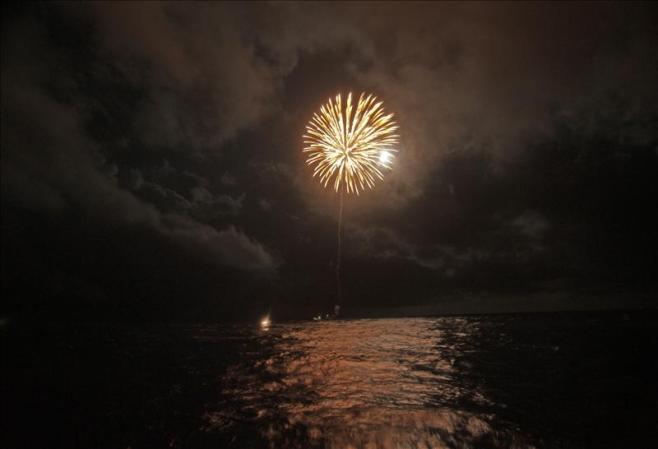 11 DE AGOSTO, 2012: Exiliados cubanos iluminaron la costa de Cuba con fuegos artificiales para pedir “libertad de expresión y protestar por la censura de internet” en la isla.
