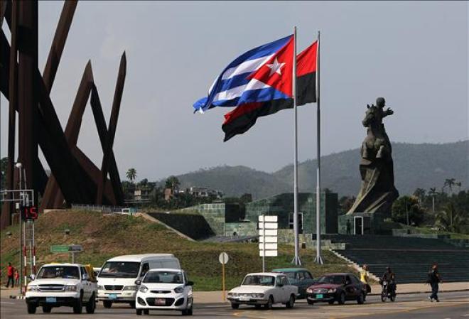 17 DE AGOSTO, 2013. Por lo menos 436.342 cubanos trabajan ya en el sector privado, la mayoría como fuerza contratada y en negocios de venta de alimentos, según cifras oficiales de julio pasado divulgadas hoy por el diario Juventud Rebelde.