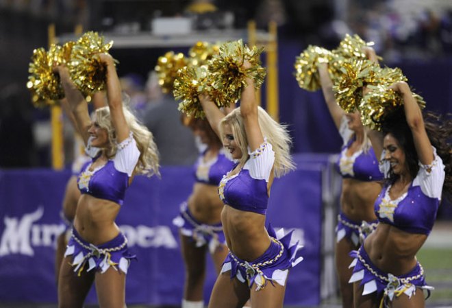 Las porristas de la NFL y del "football" universitario asombran con su belleza y su energía.