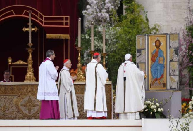 VATICAN CITY, VATICAN - MARCH 31: Pope Francis prior to delivering his first 'Urbi et Orbi' blessing from the balcony of St. Peter's Basilica during Easter Mass on March 31, 2013 in Vatican City, Vatican. Pope Francis delivered his message to the gathered faithful from the central balcony of St. Peter's Basilica in St. Peter's Square after his first Holy week as Pontiff. (Photo by Dan Kitwood/Getty Images)