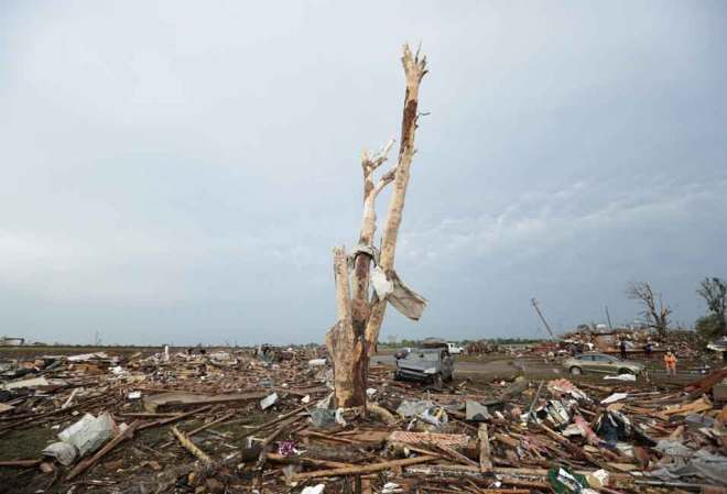 El estado de Oklahoma está de luto tras el paso de un descomunal sistema de tornados que ha costado decenas de vidas.