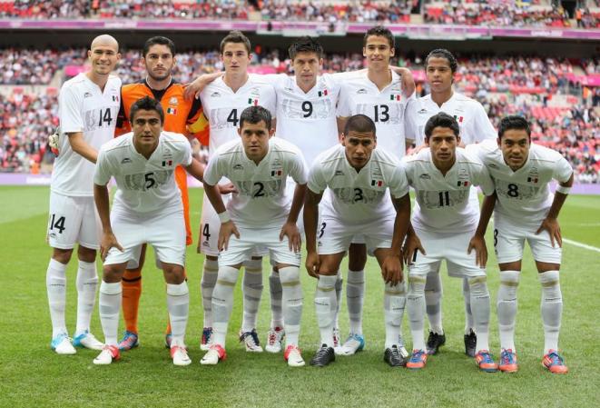 El once inicial de México. México. José Corona; Carlos Salcido, Israel Sabdi Jiménez Nañez, Hiram Ricardo Mier Alanís, Diego Reyes Rosales, Dárvin Chávez; Javier Aquino Carmona, Jorge Enriquez Garcia; Oribe Peralta Morones, Giovani Dos Santos y Marco Fabián de la Mora. DT: Luis Fernando Tena.