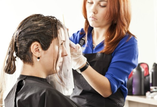 18. Si te pones un poco siguiendo la línea del nacimiento del cabello te ayuda a evitar las manchas al momento de teñirlo.