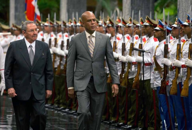 27 DE NOVIEMBRE DE 2012: El presidente cubano Raúl Castro (I) recibe al presidente de Haití, Michel Martelly, en el Palacio de la Revolución en La Habana.