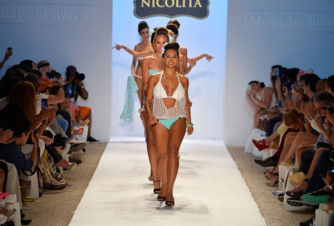 Desfile de la colección de trajes de baño de la diseñadora de moda Nicolita durante la Semana de la Moda Mercedes-Benz Swim 2014 en el hotel Raleigh, Miami Beach.