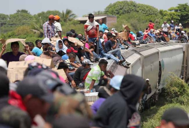 Viajeros de "la bestia" camino a la esperanza.