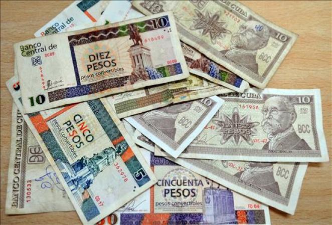 17 DEA GOSTO, 2013 - Los cubanos están empezando a tomar medidas ante los rumores de una posible devaluación del CUC, equiparable al dólar, como paso previo hacia la unificación monetaria en la isla.