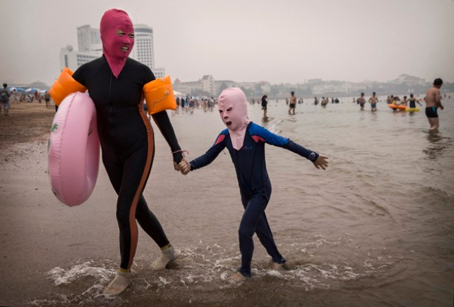 Además de combatir los rayos del sol, los "face-kinis" prometen proteger la piel en contra de medusas y otras criaturas marinas.