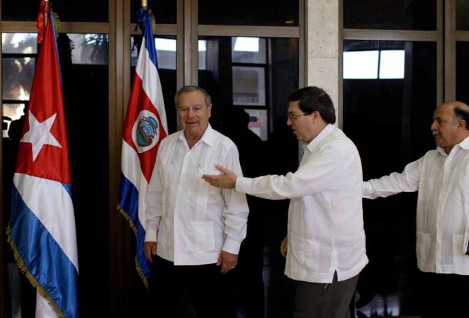 10 DE ENERO: El ministro de relaciones exteriores Bruno Rodríguez (C) recibe a su contraparte costarricense Enrique Castillo en una visita de tres días para estrechar vínculos diplomáticos.