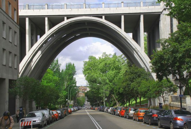 EL VIADUCTO DE MADRID: Esta estructura, que une la catedral con la iglesia de San Francisco el Grande, ha sido desde su construcción en 1874 el punto favorito para los suicidas madrileños. Ahora le han colocado pantallas contra quienes se quieren quitar la vida.