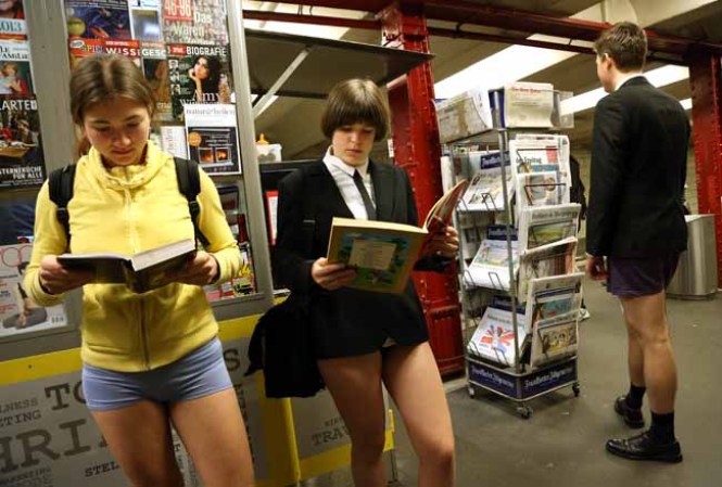 Ciudades del mundo celebran la quinta edición del día sin pantalones en el metro.