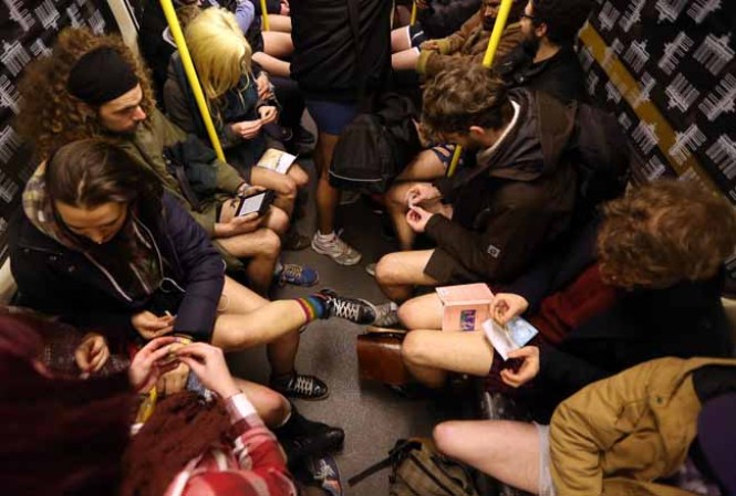 Ciudades del mundo celebran la quinta edición del día sin pantalones en el metro.
